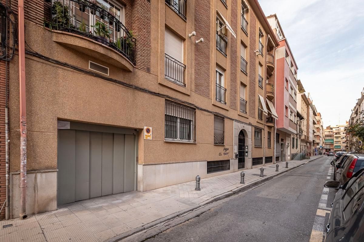Exterior view of Garage for sale in  Granada Capital