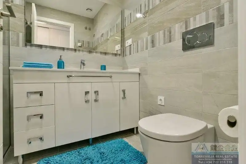 Baño de Apartamento en venta en Torrevieja con Aire acondicionado, Terraza y Piscina