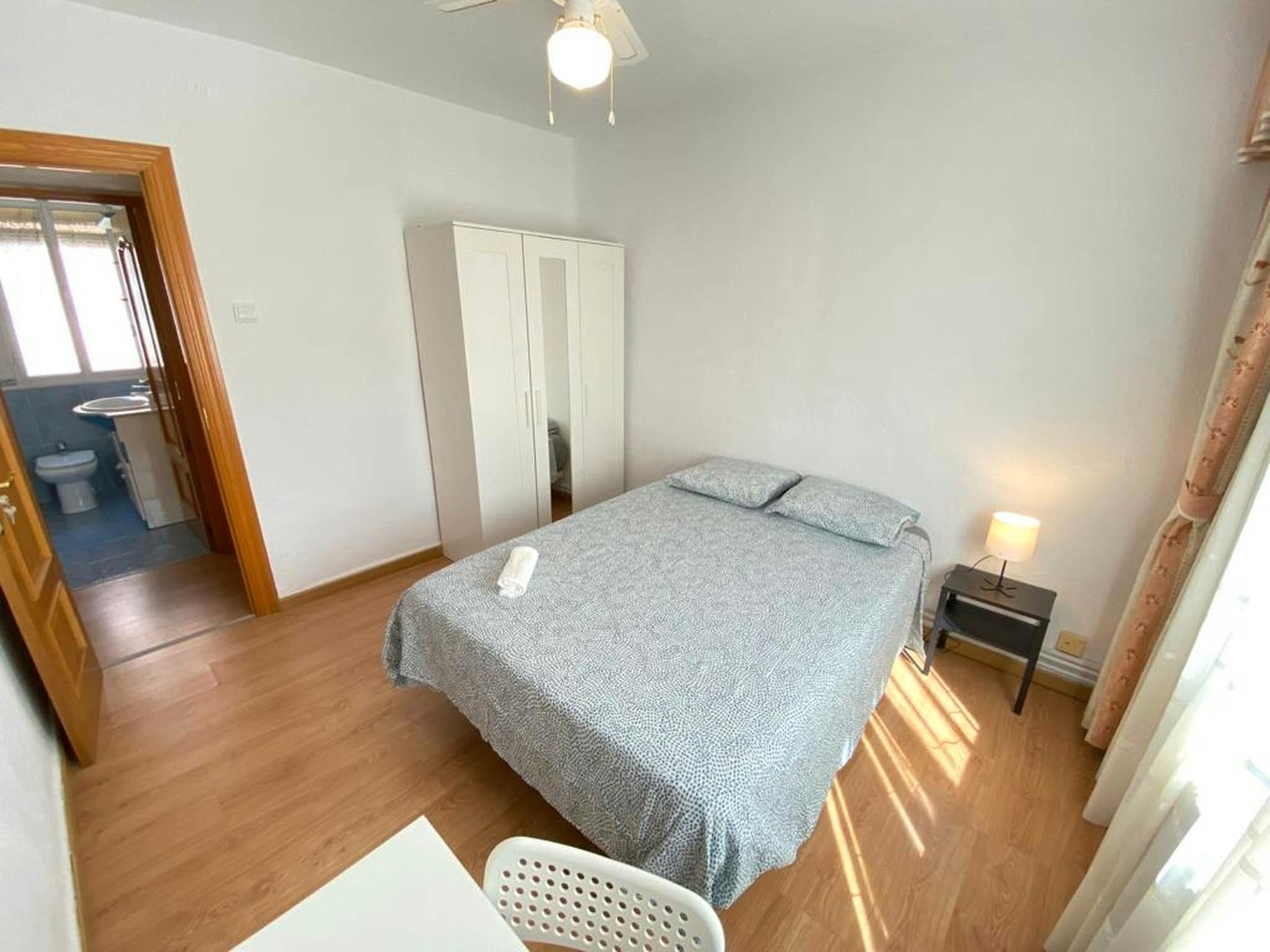 Bedroom of Flat to share in  Madrid Capital  with Heating, Furnished and Washing machine