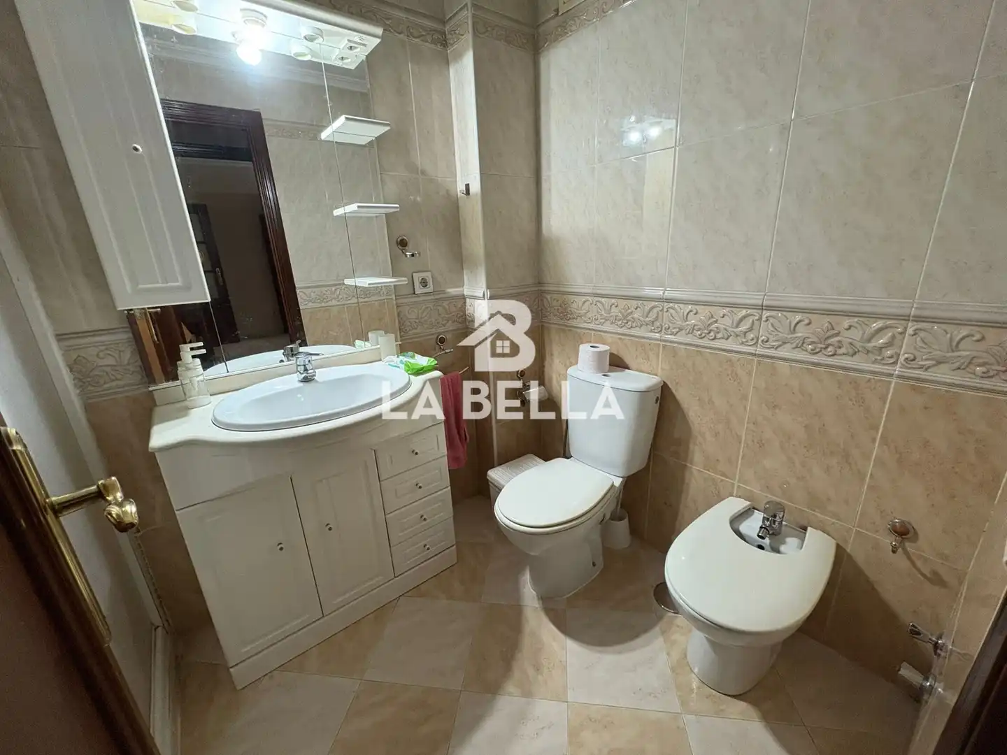 Bany de Pis en venda en Sevilla amb Moblat i Balcó