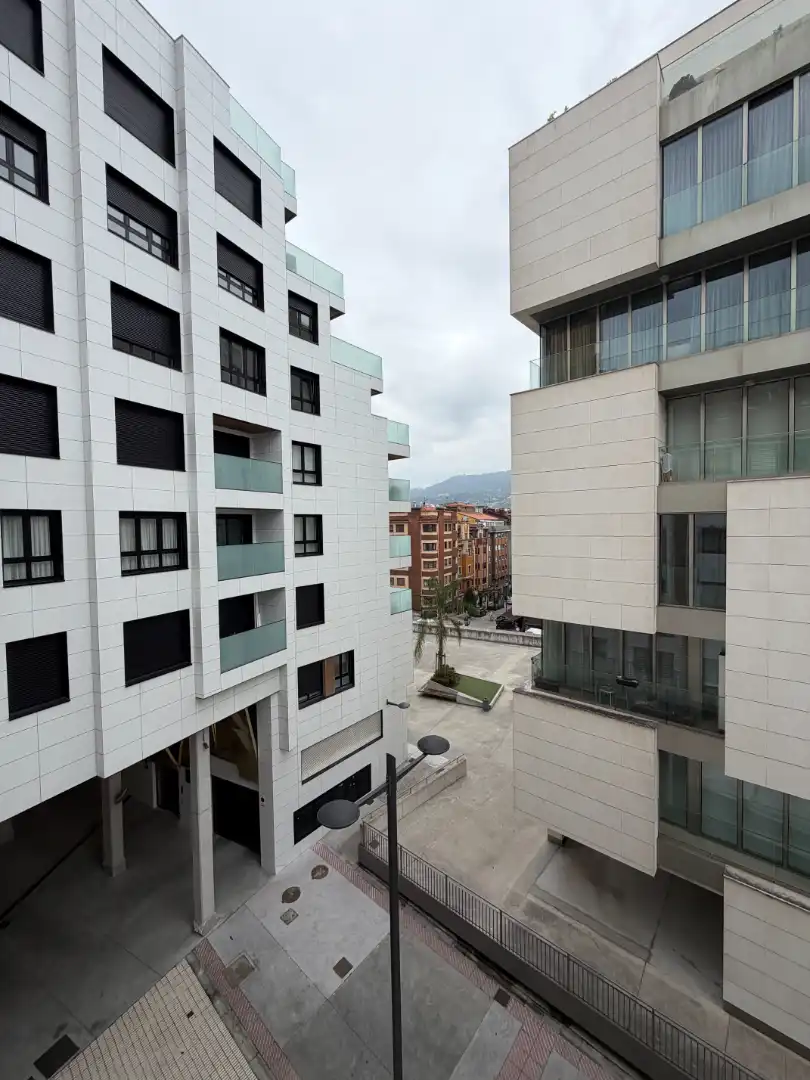 Außenansicht von Wohnung zur Miete in Oviedo  mit Heizung, Parkett und Abstellraum