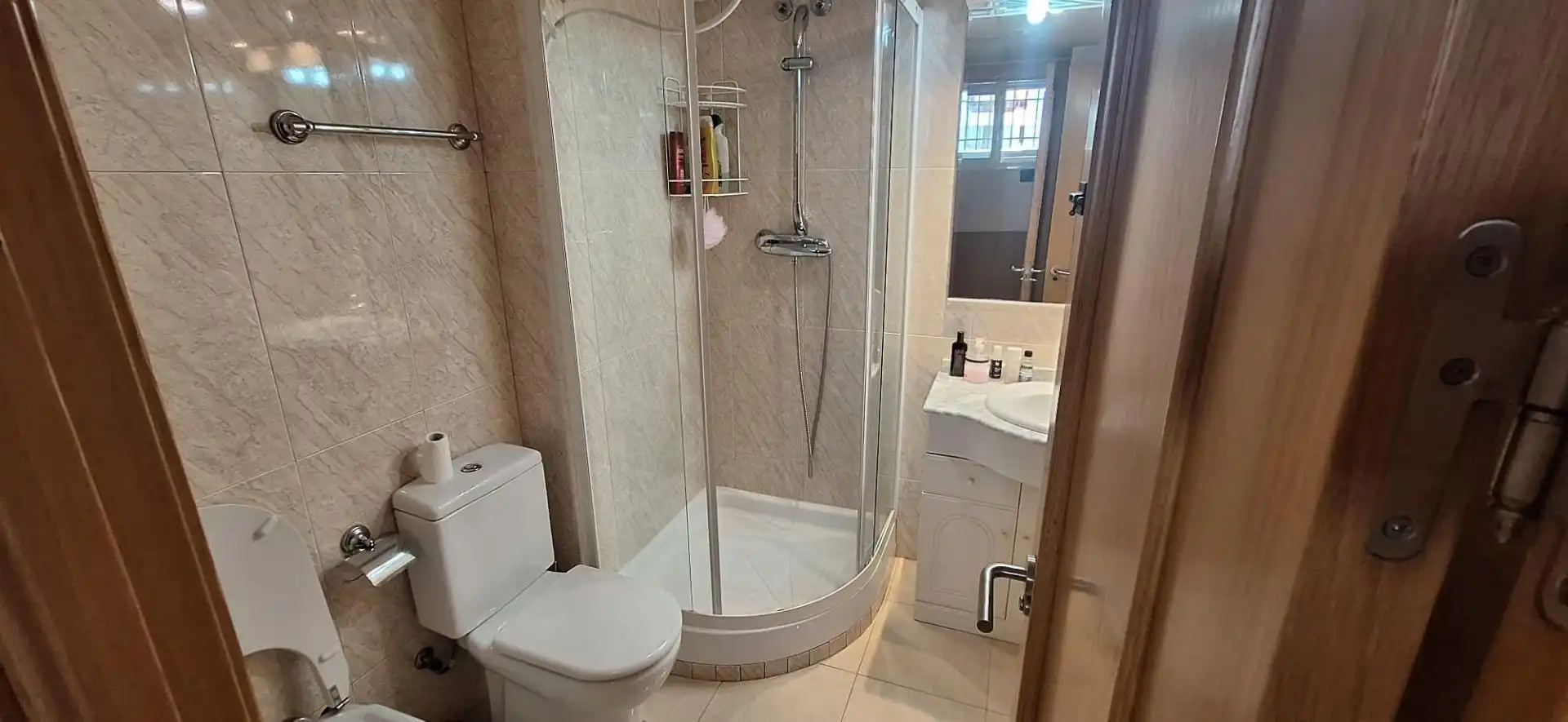 Baño de Apartamento de alquiler en Benidorm con Aire acondicionado, Jardín privado y Amueblado