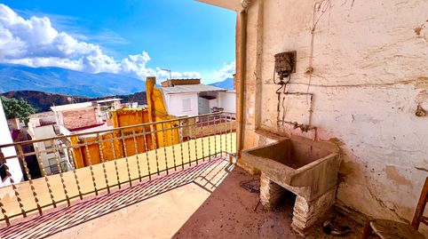 Casa de 5 plantas con local comercial y azotea en pleno centro de Lanjarón