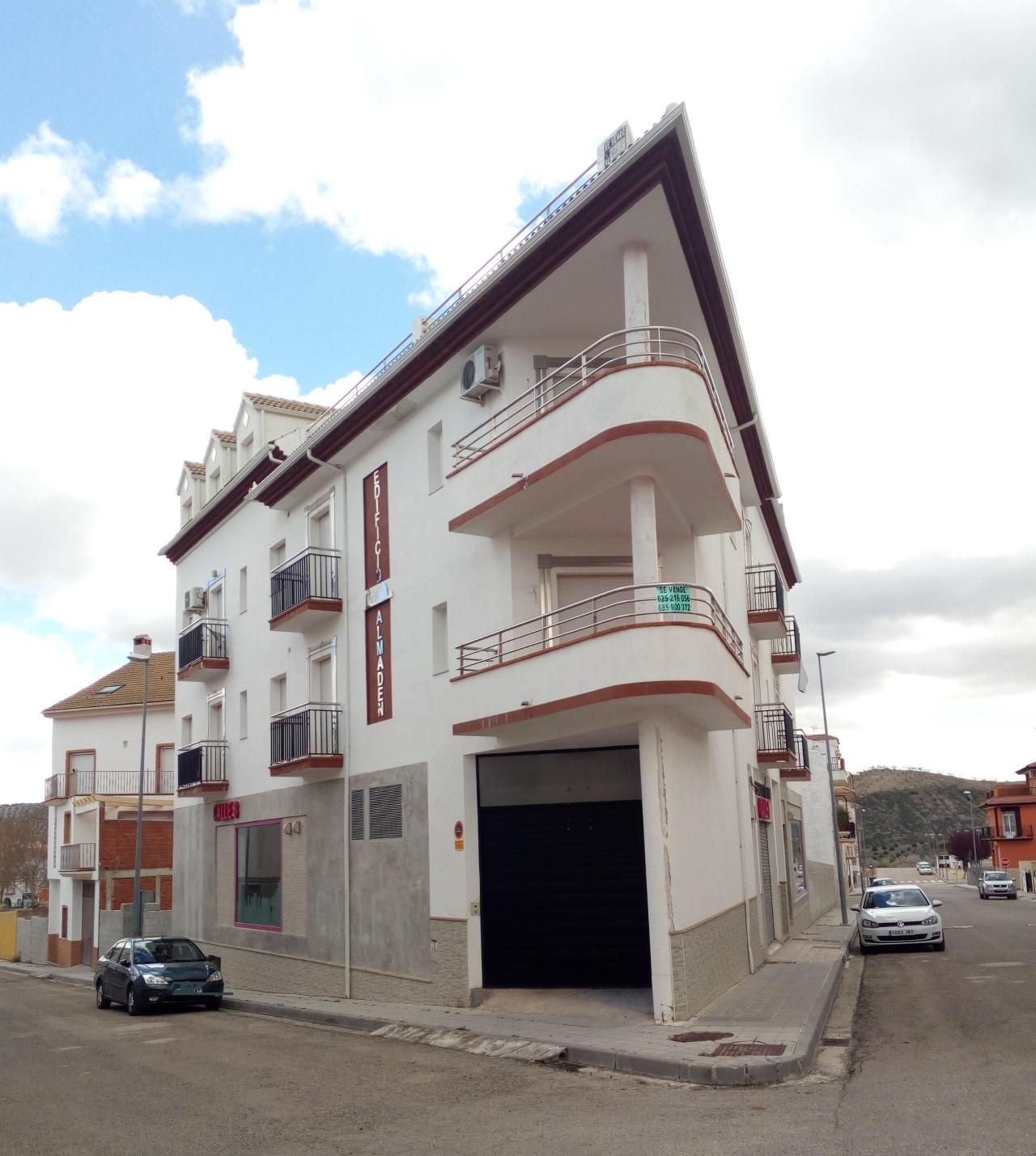 Vista exterior de Garatge en venda en Huelma