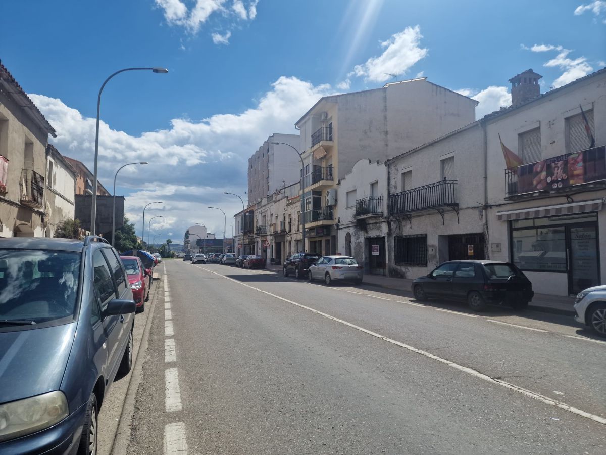 Vista exterior de Edifici en venda en Plasencia
