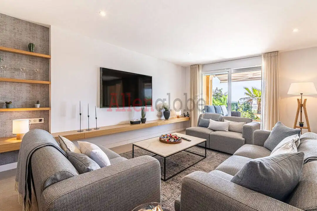 Sala de estar de Casa adosada en venta en Estepona con Aire acondicionado, Calefacción y Jardín privado