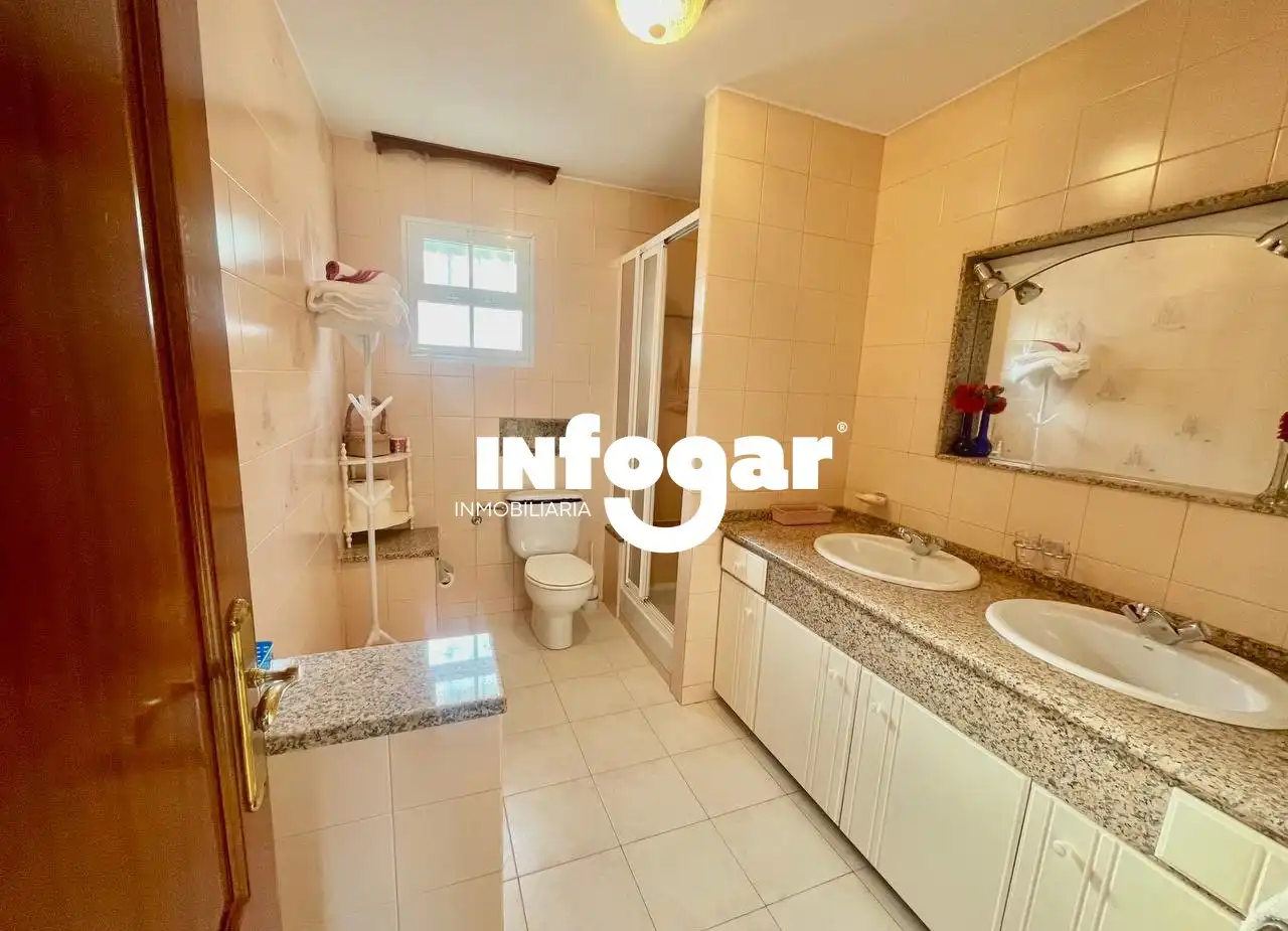 Bany de Casa o xalet de lloguer en Oia amb Jardí privat, Terrassa i Piscina