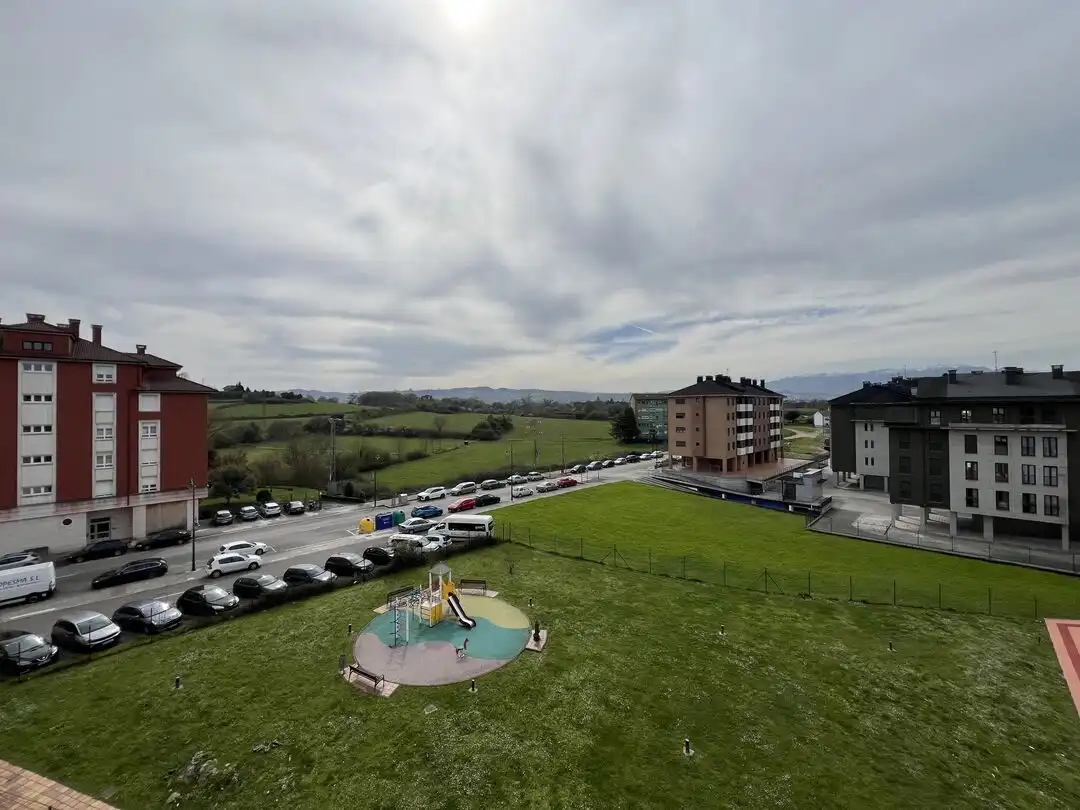 Aparcament de Pis en venda en Siero amb Calefacció, Jardí privat i Parquet