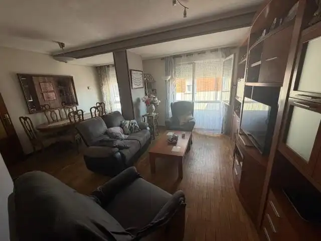 Sala d'estar de Dúplex en venda en León Capital  amb Calefacció i Parquet