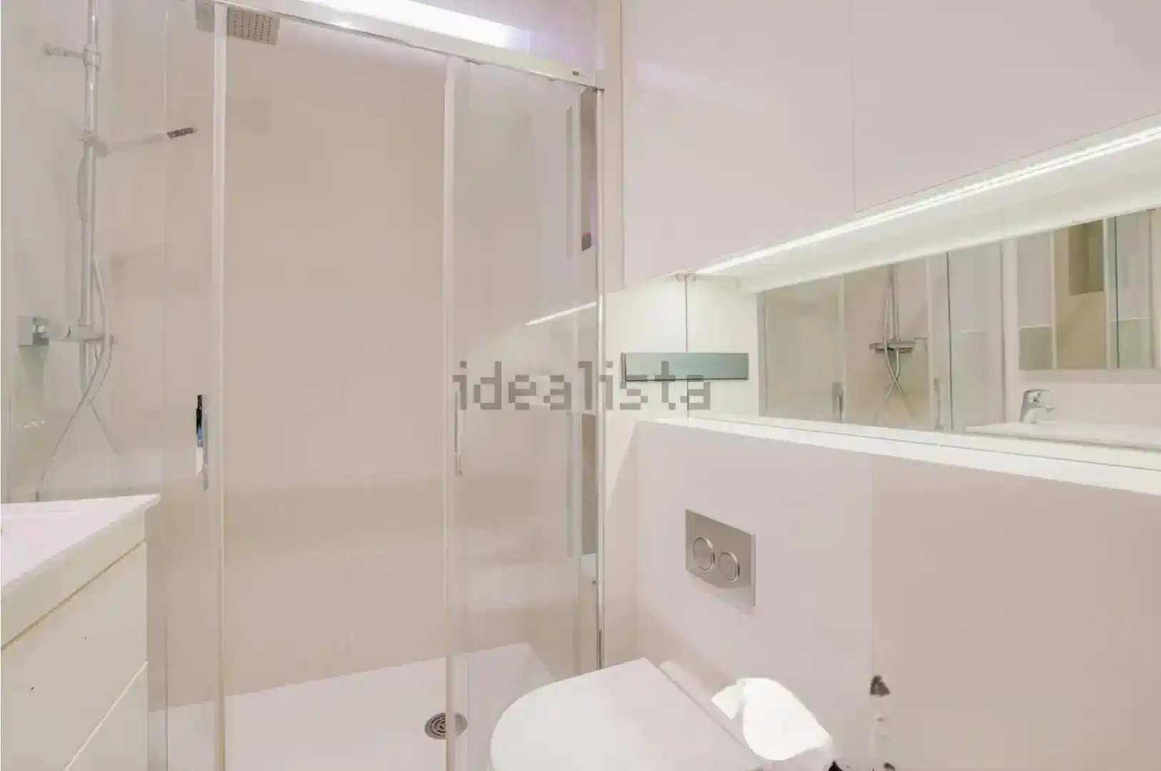 Bany de Pis en venda en L'Hospitalet de Llobregat amb Aire condicionat