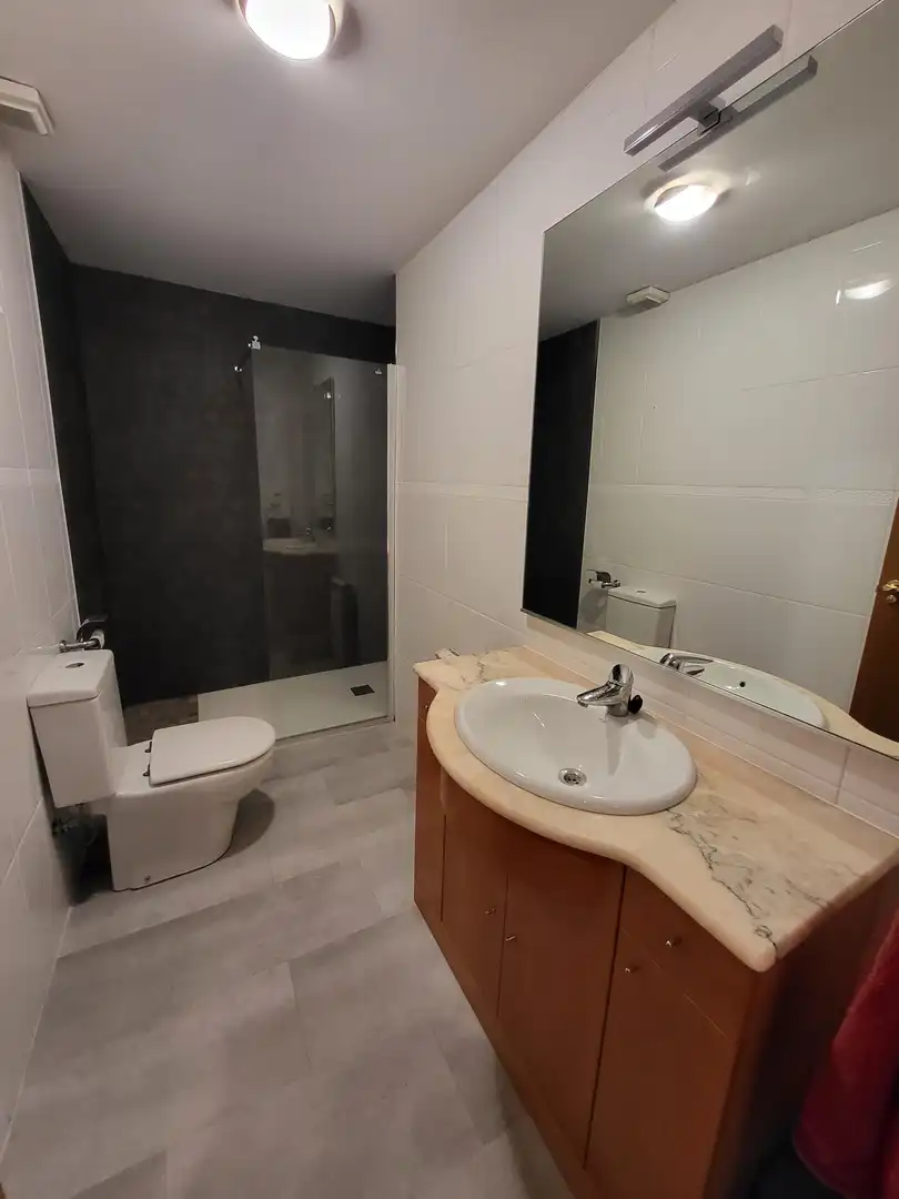 Badezimmer von Wohnung zur Miete in Sabadell mit Heizung, Parkett und Ofen