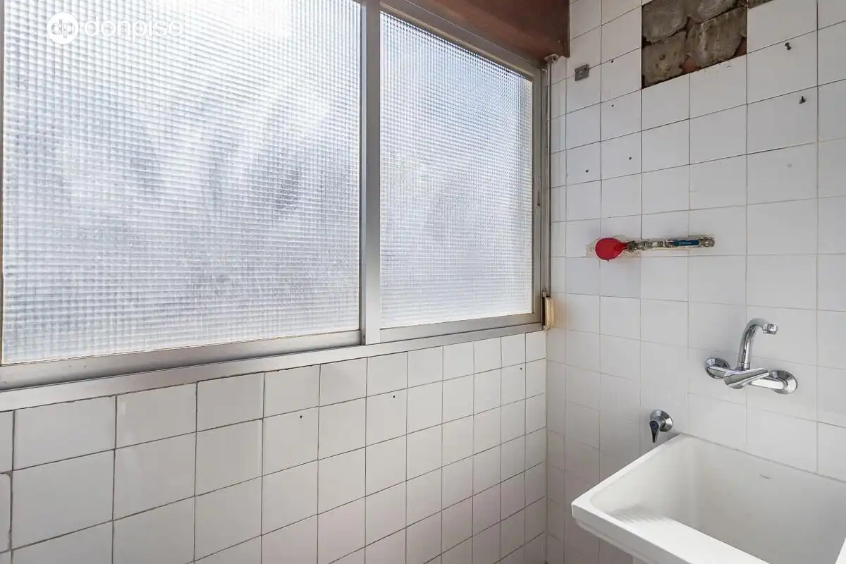 Bathroom of Flat for sale in Granada  with Air Conditioner, Heating and Terrace