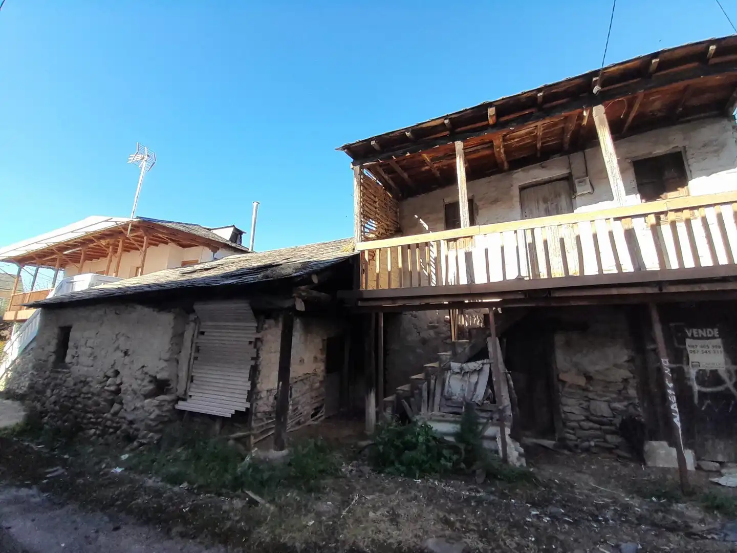 Vista exterior de Finca rústica en venda en Carracedelo amb Balcó