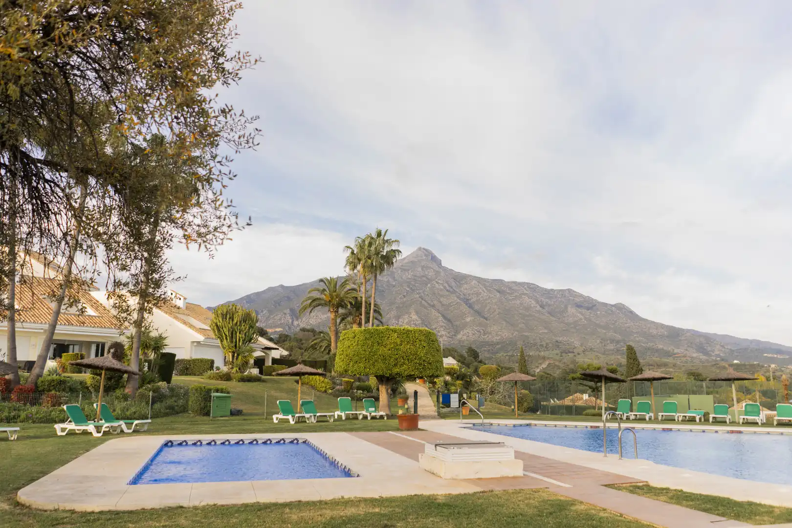 Jardí de Casa adosada en venda en Marbella amb Terrassa, Piscina i Piscina comunitària