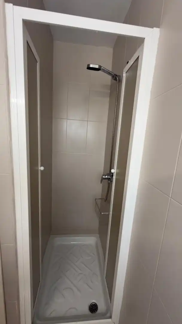 Badezimmer von Wohnung zum Verkauf in Alicante / Alacant mit Klimaanlage, Heizung und Privatgarten