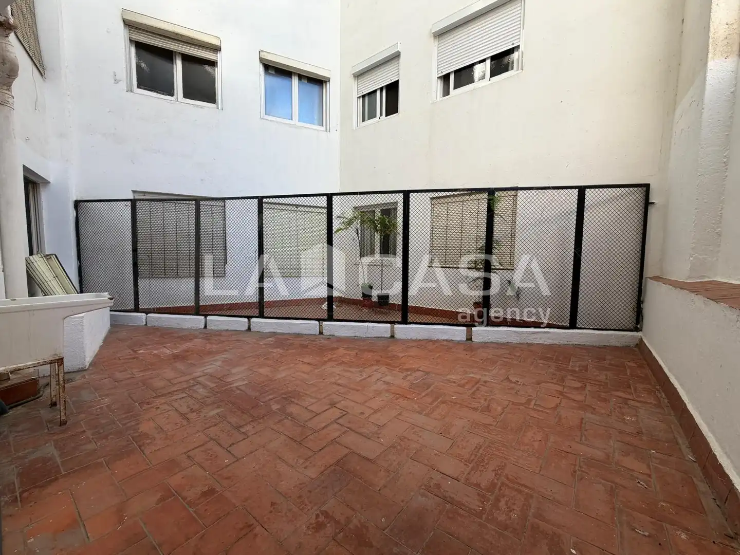 Außenansicht von Wohnung zum Verkauf in Santa Coloma de Gramenet mit Heizung, Terrasse und Abstellraum