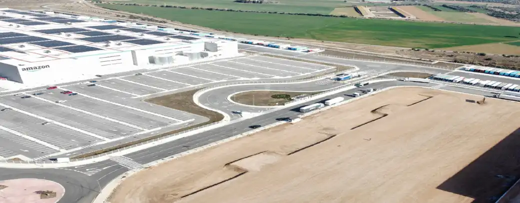 Außenansicht von Fabrikhallen zur Miete in El Far d'Empordà mit Alarm
