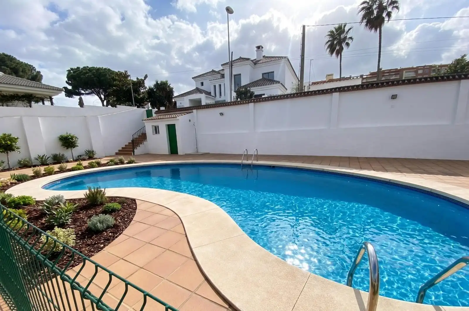 Swimming pool of Houses for sale in Algeciras