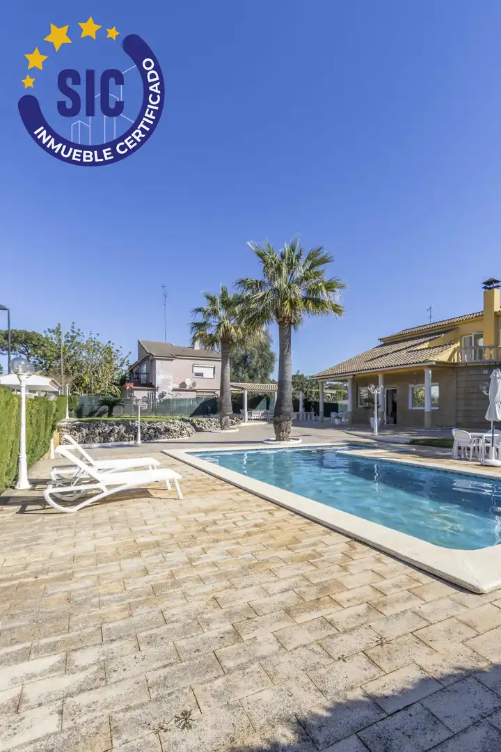 Piscina de Casa o xalet en venda en Torrent amb Aire condicionat, Calefacció i Jardí privat