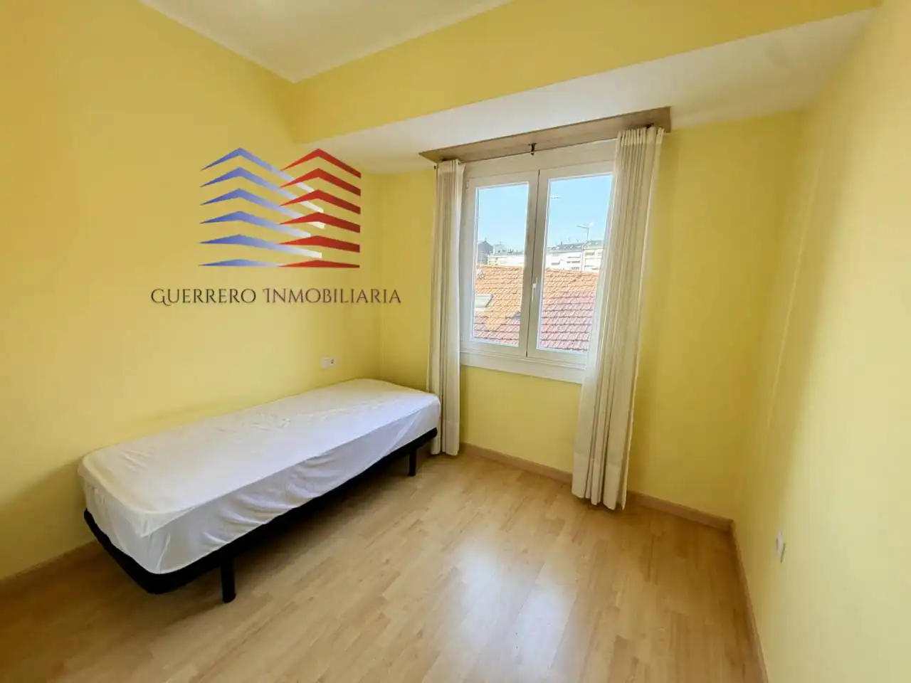 Schlafzimmer von Wohnungen zur Miete in Ourense Capital  mit Heizung, Parkett und Möbliert