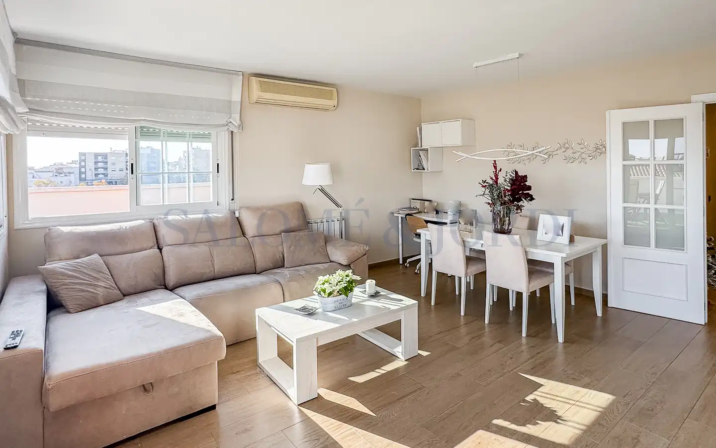 Wohnzimmer von Dachboden zum Verkauf in Mataró mit Klimaanlage, Heizung und Parkett