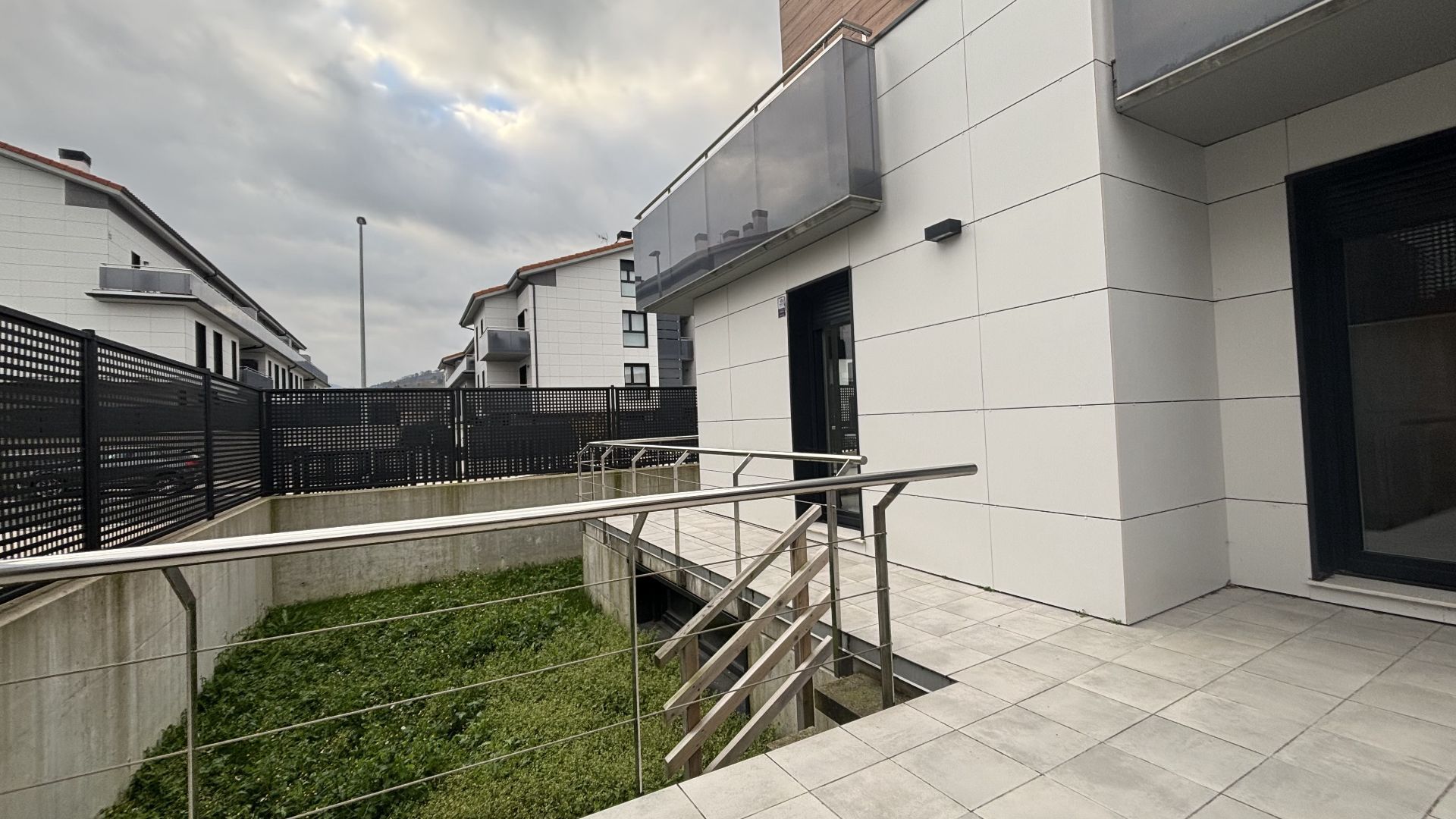 Außenansicht von Einfamilien-Reihenhaus miete in Lasarte-Oria mit Heizung, Terrasse und Abstellraum