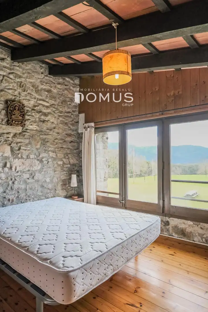 Habitación de Finca rústica en venta en Santa Pau con Calefacción, Parquet y Piscina