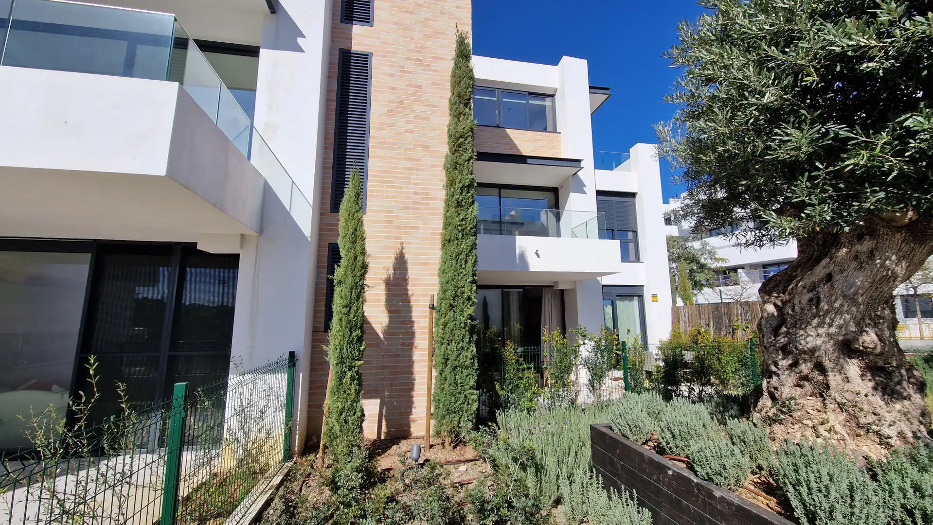 Vista exterior de Planta baja en venta en Estepona con Aire acondicionado, Jardín privado y Terraza