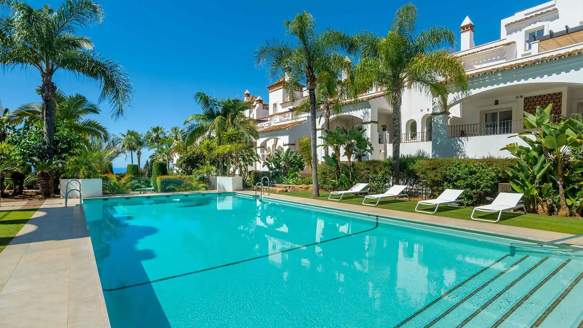 Schwimmbecken von Wohnungen zum Verkauf in Marbella mit Klimaanlage, Terrasse und Abstellraum