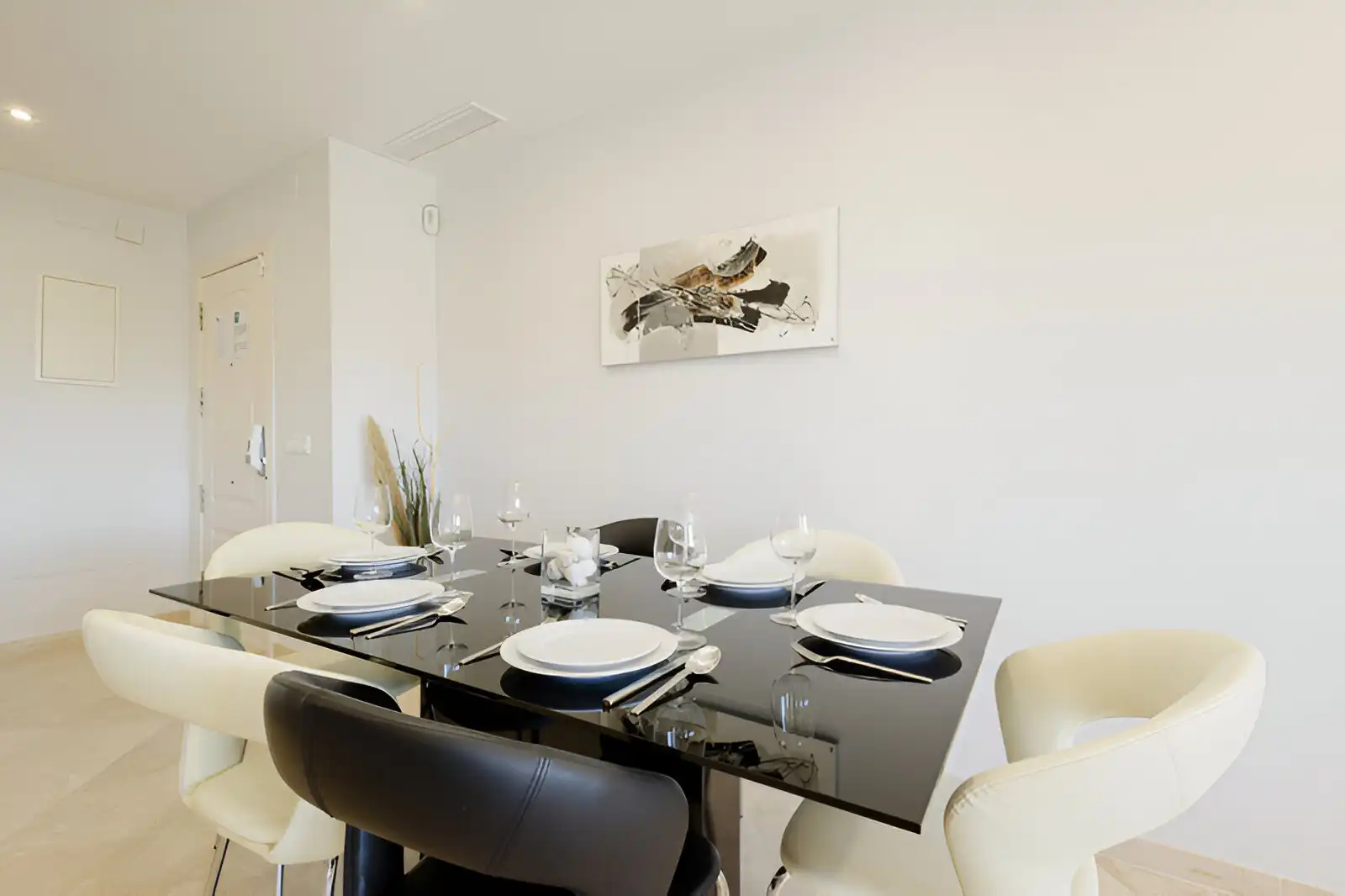 Esszimmer von Erdgeschoss zum Verkauf in Marbella mit Klimaanlage, Privatgarten und Terrasse