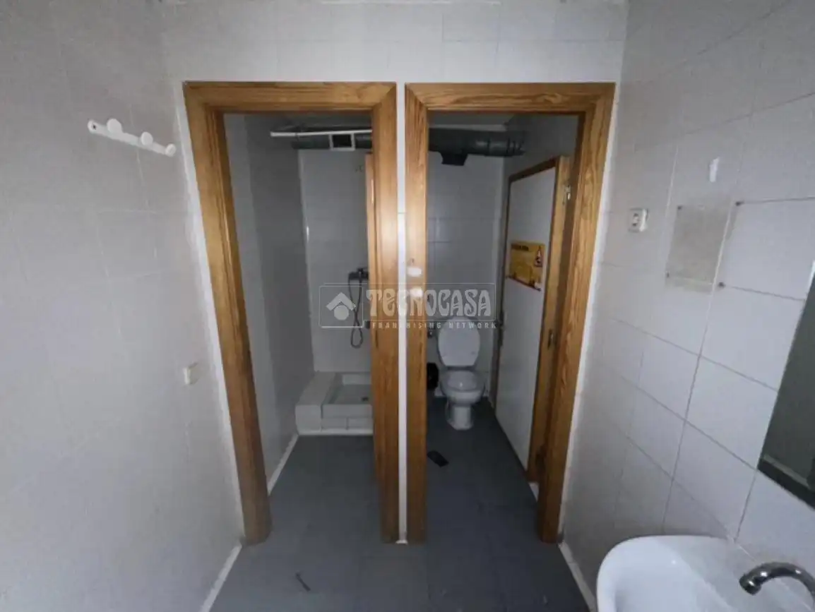 Bany de Local de lloguer en Madrid amb Aire condicionat, Calefacció i Terrassa