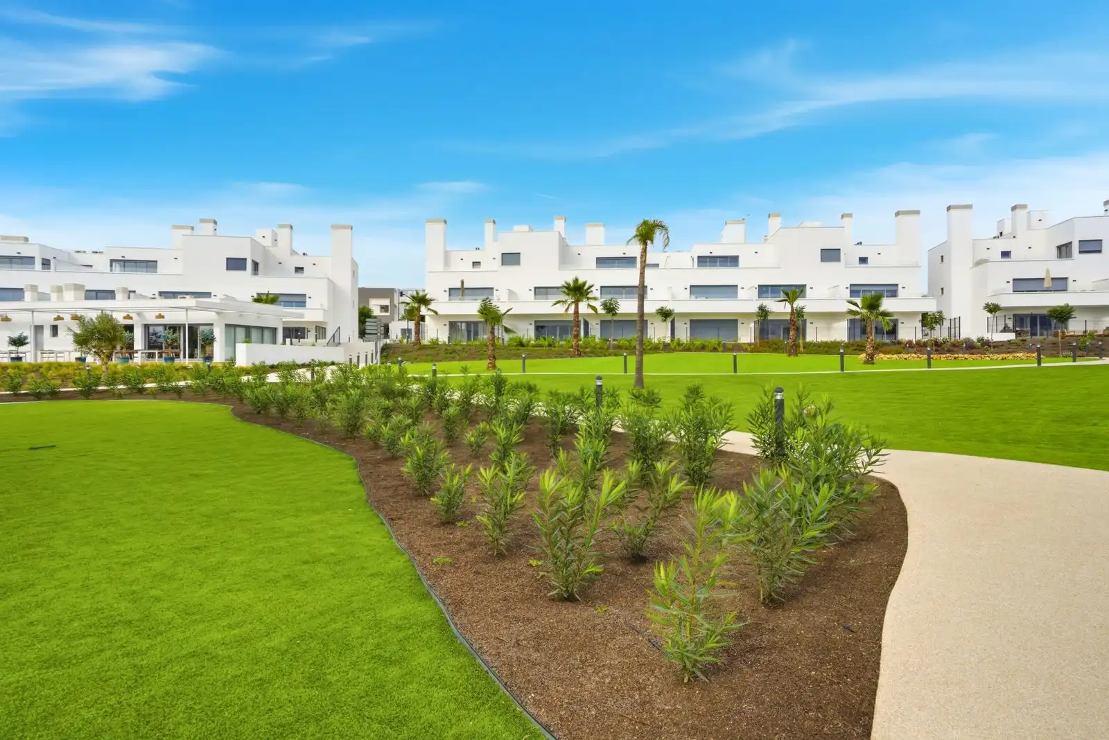 Vista exterior de Pis en venda en Estepona amb Aire condicionat, Terrassa i Piscina comunitària
