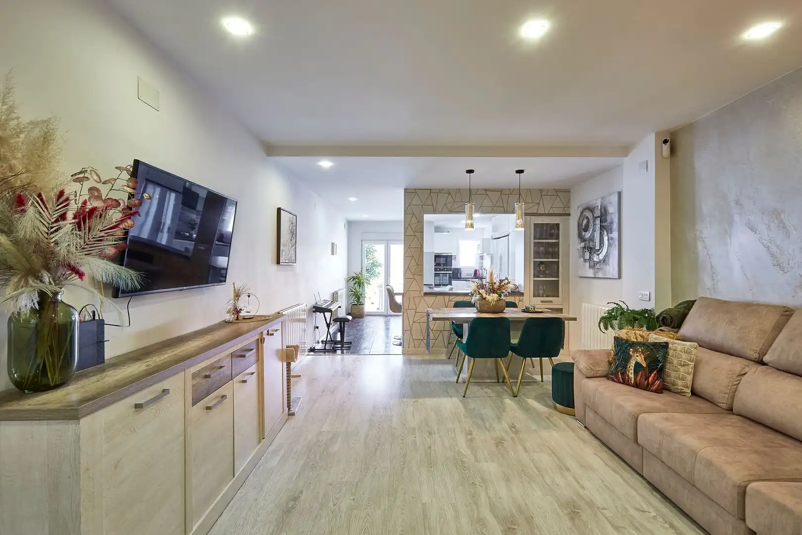 Sala de estar de Casa adosada en venta en Terrassa con Aire acondicionado, Calefacción y Parquet