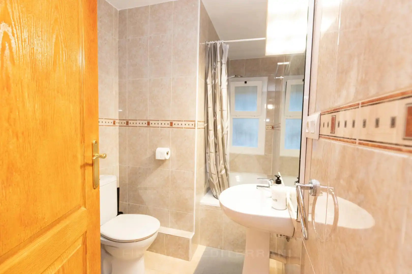 Baño de Piso de alquiler en Tarragona con Aire acondicionado, Calefacción y Terraza