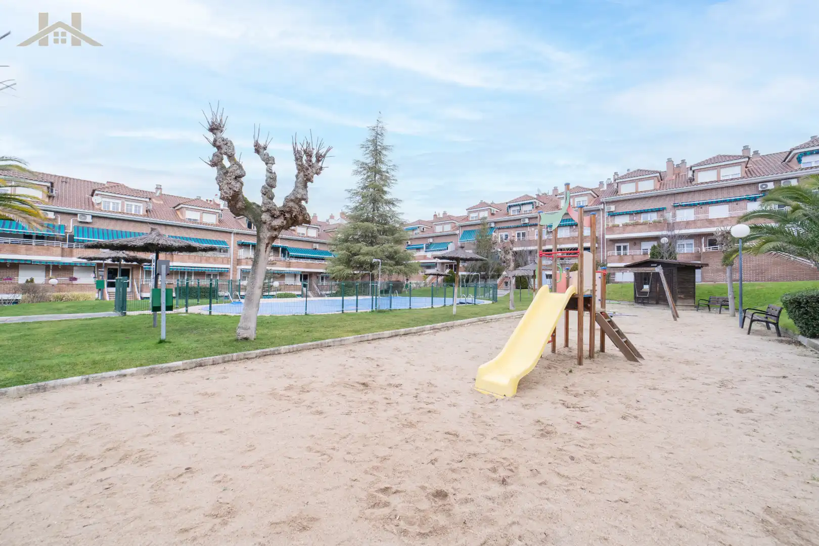 Vista exterior de Dúplex en venta en Sevilla la Nueva con Amueblado, Horno y Lavadora