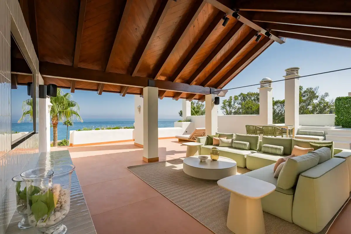 Terrasse von Maisonette zum Verkauf in Estepona mit Terrasse, Whirlpool und Sauna