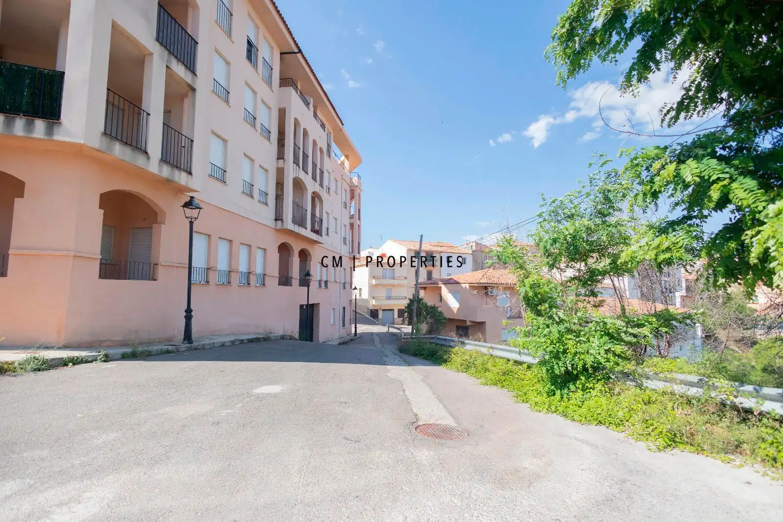 Vista exterior de Àtic de lloguer en Toràs amb Terrassa, Piscina i Moblat