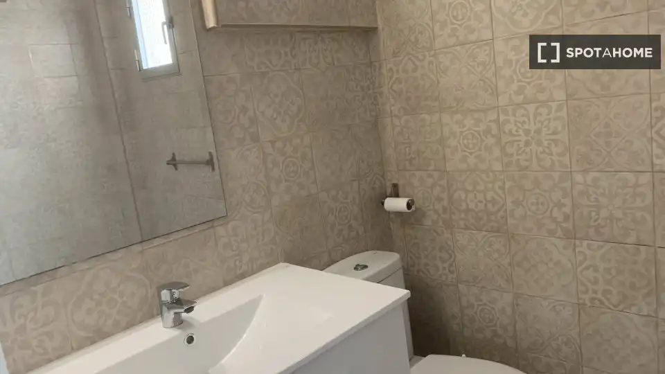 Bathroom of Flat for rent in Valencia  with Air Conditioner, Heating and Furnished