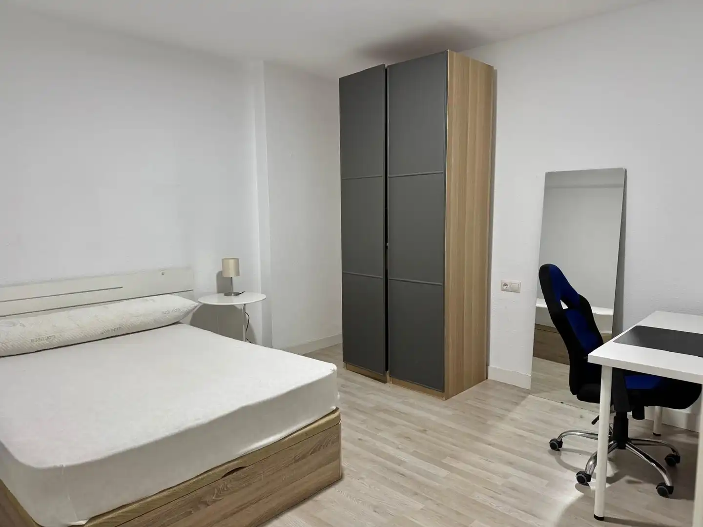 Habitación de Piso de alquiler en Valencia con Aire acondicionado, Calefacción y Amueblado