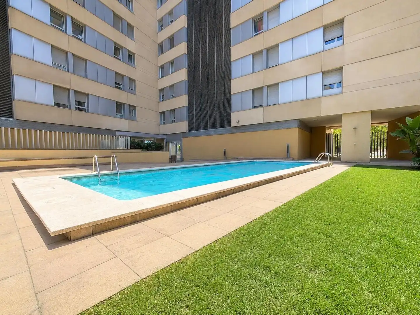 Piscina de Pis en venda en Barcelona amb Calefacció