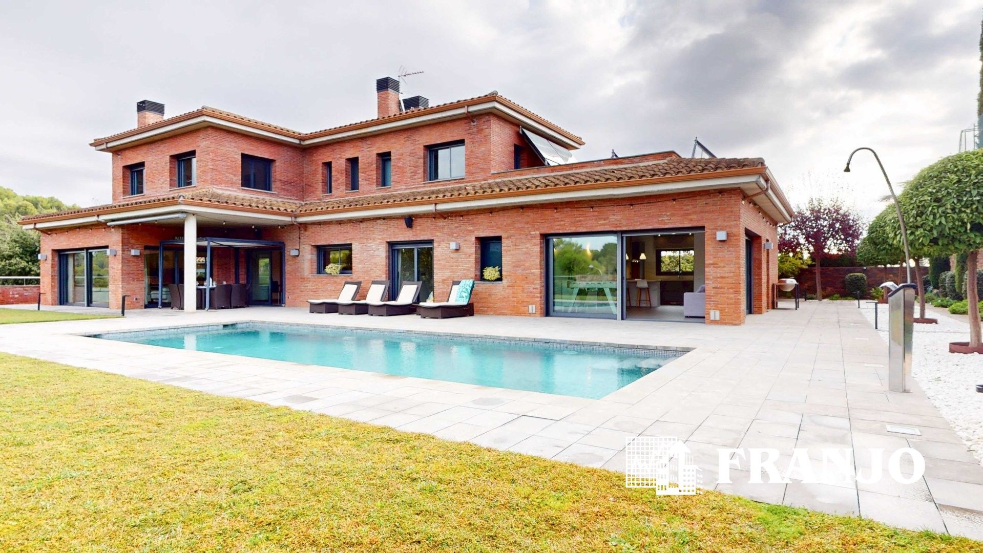 Vista exterior de Casa o chalet en venta en Cerdanyola del Vallès con Aire acondicionado, Calefacción y Piscina