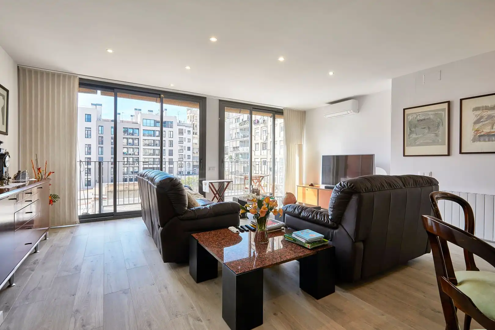 Wohnzimmer von Wohnung zum Verkauf in Barcelona mit Klimaanlage, Parkett und Ofen
