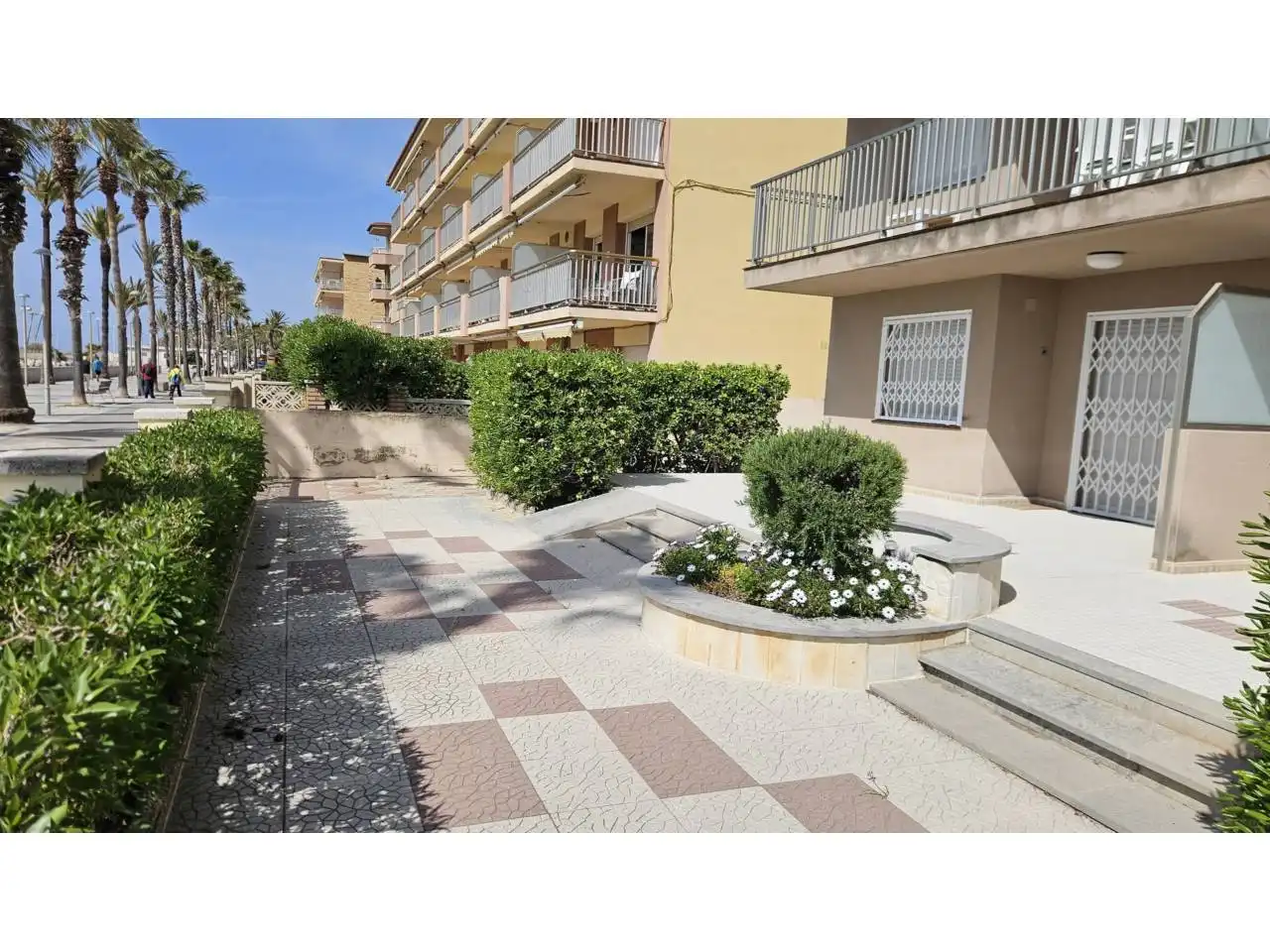 Vista exterior de Piso de alquiler en Vilanova i la Geltrú con Jardín privado, Terraza y Amueblado