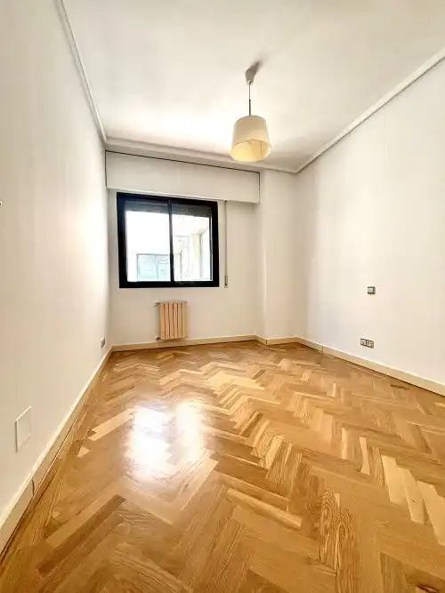 Schlafzimmer von Wohnung zur Miete in Madrid mit Heizung, Parkett und Terrasse