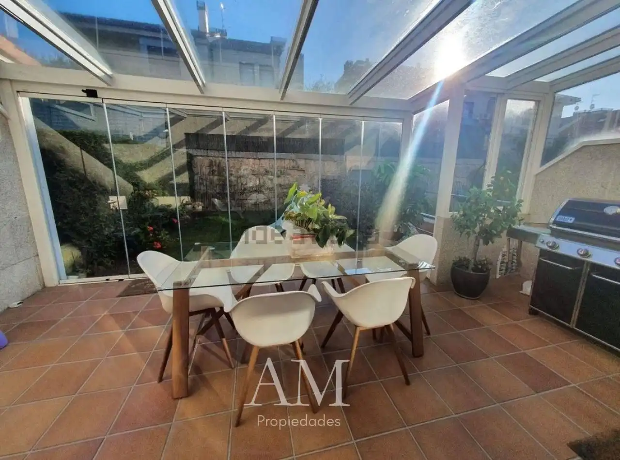 Terrassa de Casa o xalet en venda en Vigo  amb Calefacció, Jardí privat i Terrassa