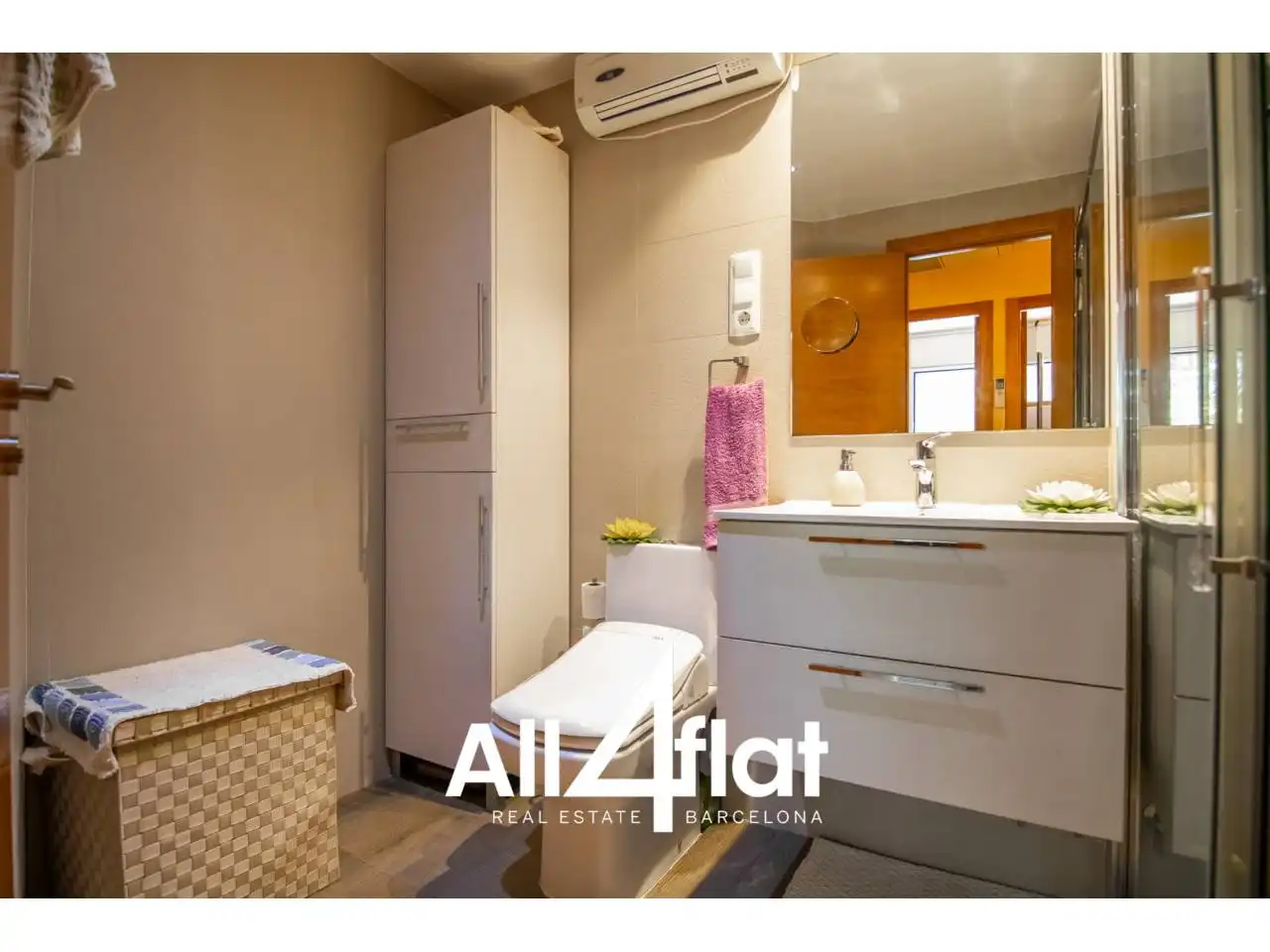Bathroom of Duplexes for rent in Barcelona  with Air Conditioner, Heating and Terrace