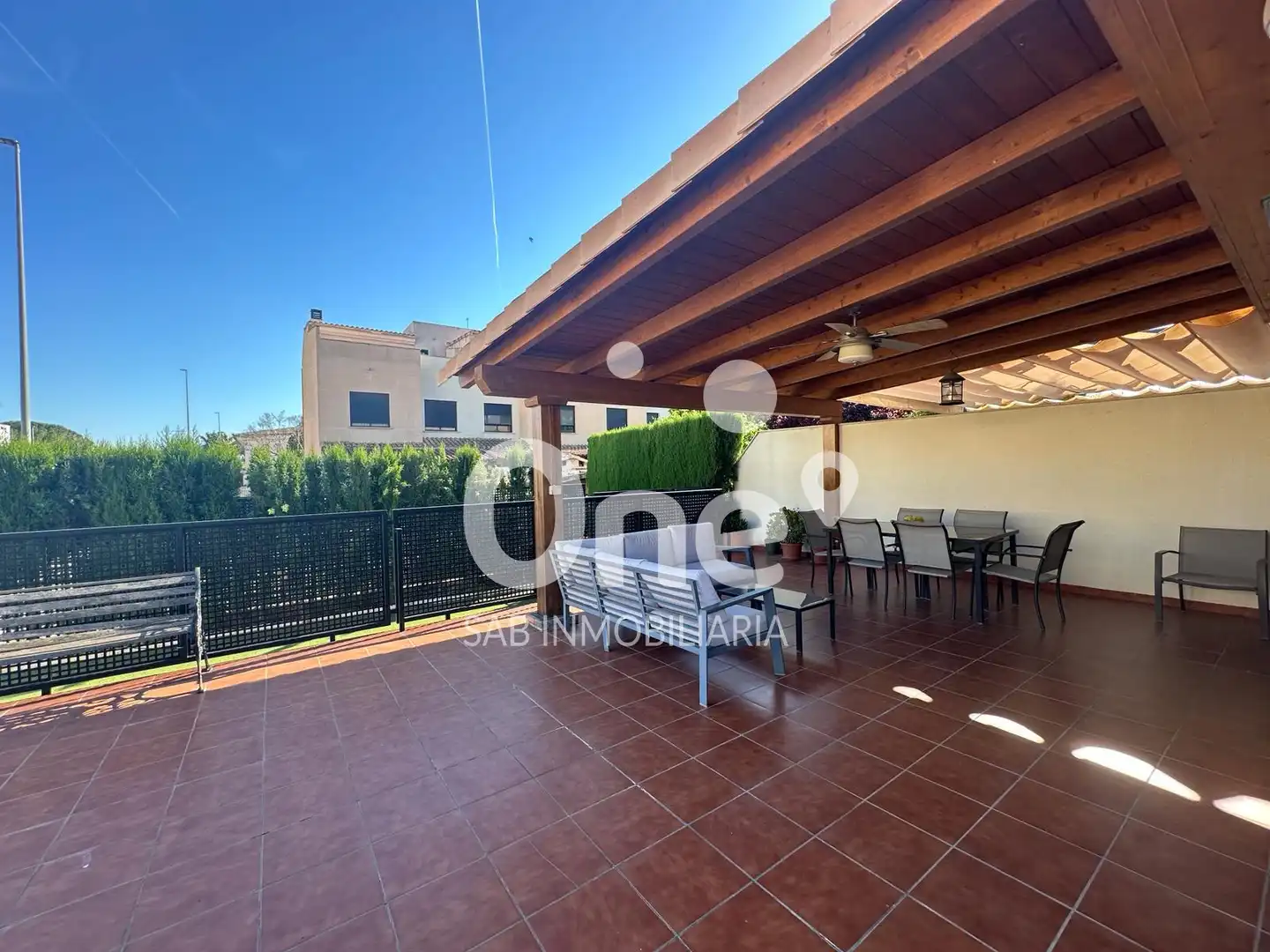 Terrasse von Einfamilien-Reihenhaus zum Verkauf in San Antonio de Benagéber mit Klimaanlage, Heizung und Privatgarten