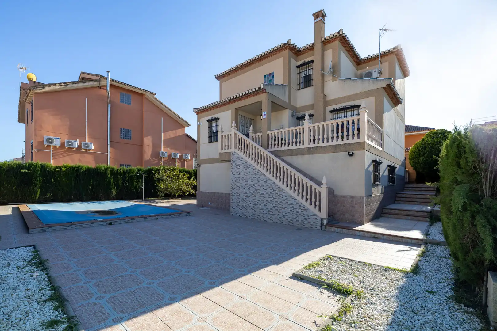 Vista exterior de Casa o xalet en venda en Cúllar Vega amb Aire condicionat, Calefacció i Terrassa