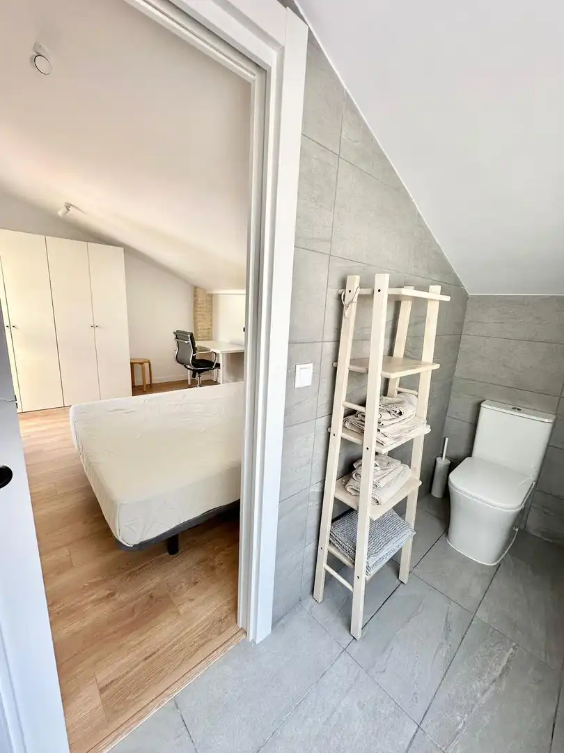 Schlafzimmer von Dachboden zur Miete in Valencia mit Klimaanlage, Heizung und Parkett