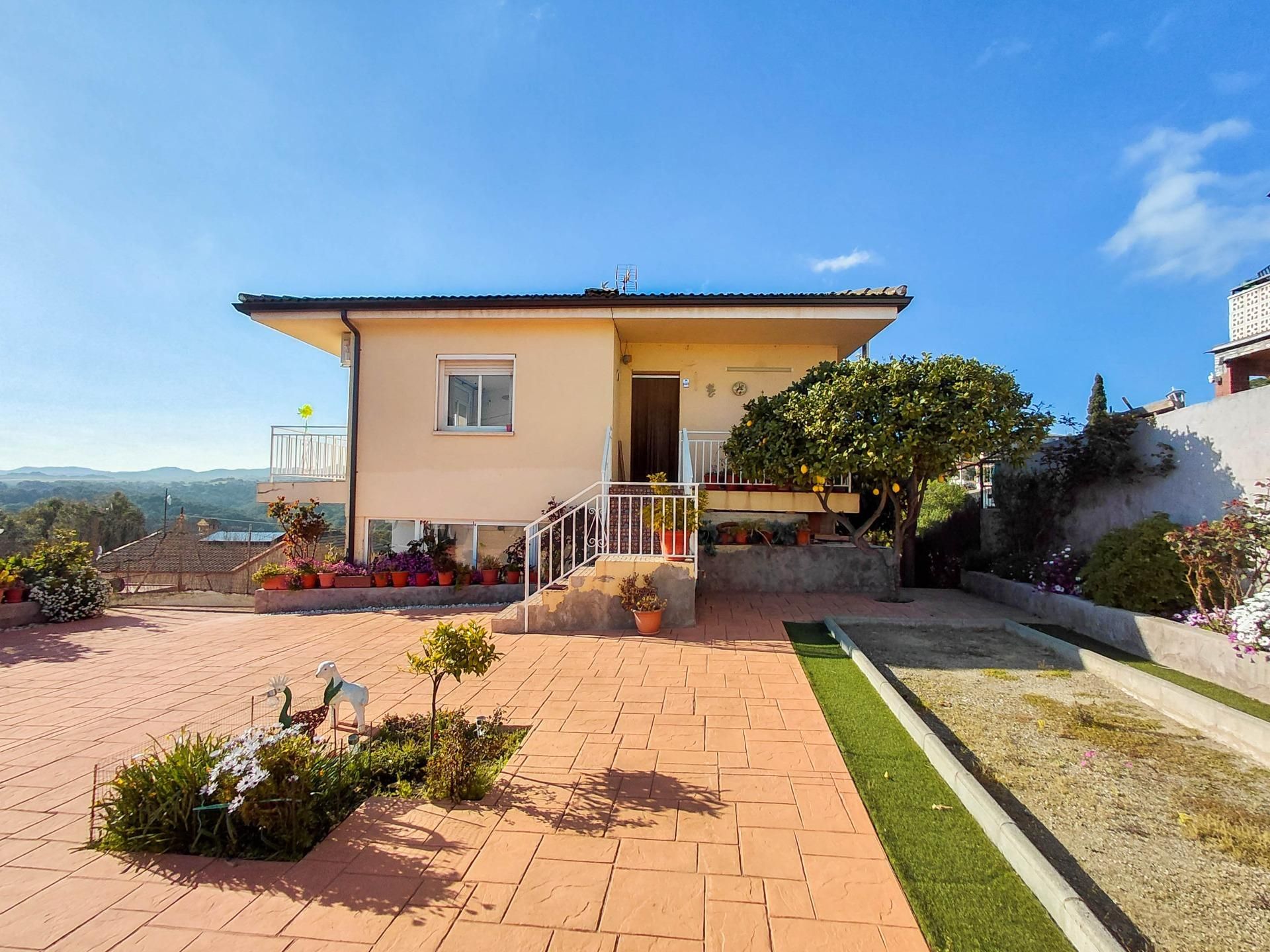 Vista exterior de Casa o xalet en venda en Els Hostalets de Pierola amb Aire condicionat, Jardí privat i Terrassa
